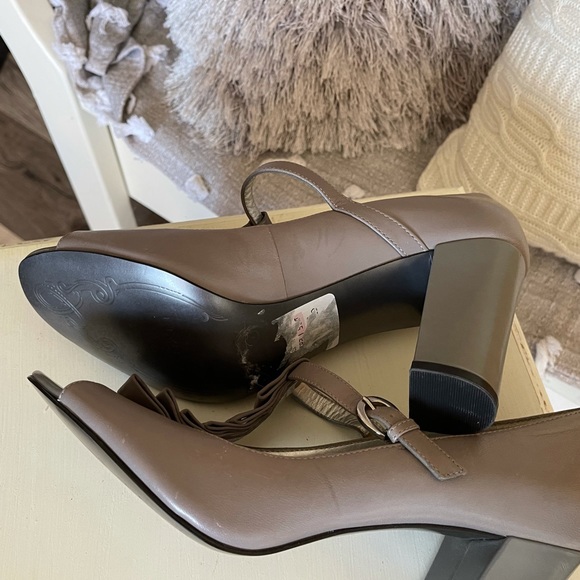 Gorgeous “greige” heels! Like new! - Picture 2 of 6